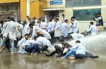 मध्य प्रदेश सरकार ने प्रदर्शन कर रहे इंटर्न डॉक्टरों पर पुलिस की कार्रवाई की जांच के आदेश दिए