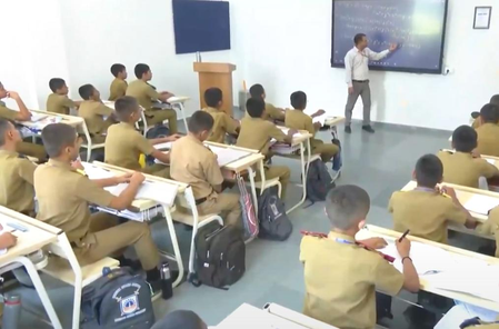 गुजरात का अनोखा स्कूल, पढ़ाई के साथ पुलिस और अर्द्धसैनिक बलों में करियर की भी तैयारी