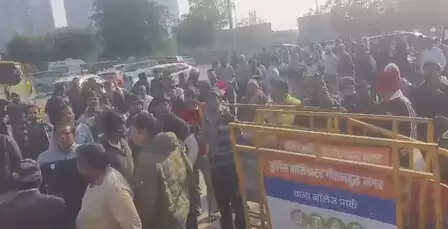 ग्रेटर नोएडा में दो कारों में टक्कर, दो सगे भाइयों की मौत, नशे में धुत डॉक्टर गिरफ्तार