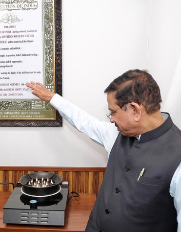 सोलर पुश वाला 'इलेक्ट्रिक फ्लेम स्टोव' एलपीजी का इस्तेमाल कम कर सकता है: प्रह्लाद जोशी