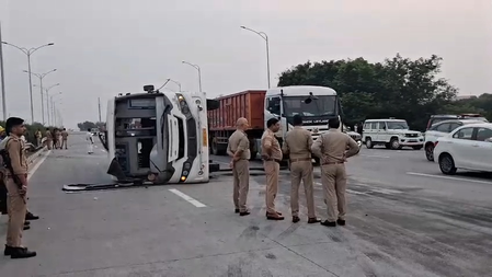 ग्रेटर नोएडा: ईस्टर्न पेरीफेरल हाईवे पर कर्मचारियों से भरी बस पलटी, 14 घायल