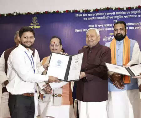 नीतीश ने बिहार स्टेट पावर (होल्डिंग) कंपनी के नवचयनित 2390 अभ्यर्थियों को सौंपे नियुक्ति पत्र