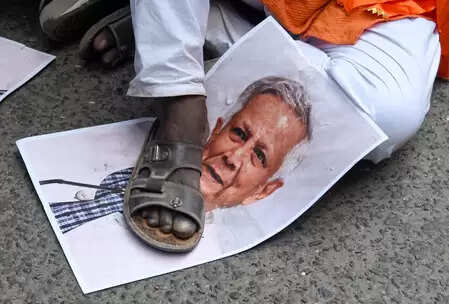 बांग्लादेश में यूनुस प्रशासन पर कट्टरपंथी समूहों का प्रभाव: रिपोर्ट