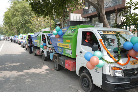दिल्ली की मुख्यमंत्री रेखा गुप्ता ने कचरा उठाने वाली 917 मॉर्डन गाड़ियों को हरी झंडी दिखाई