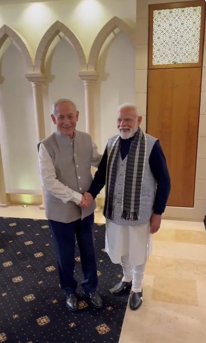 डिनर होस्टिंग के दौरान पीएम नेतन्याहू का इंडियन लुक, प्रधानमंत्री मोदी को चौंकाया