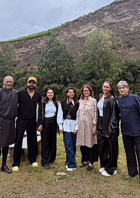 भूटान की वादियों में फैमिली संग छुट्टियां मना रहीं सोनाक्षी सिन्हा, खूबसूरत तस्वीरों ने जीता फैंस का दिल
