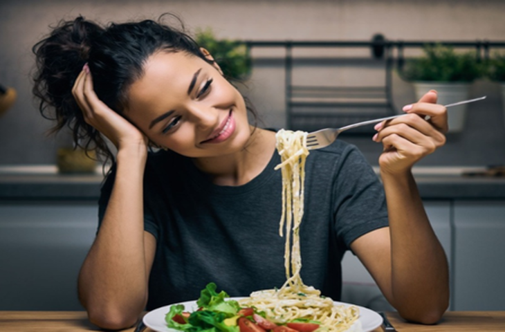 बार-बार खाने की आदत कर रही पाचन शक्ति को कमजोर, आयुर्वेद में बताए गए हैं इसके नकारात्मक प्रभाव