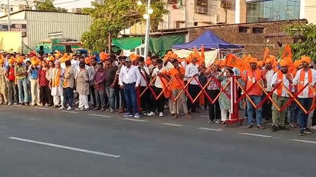 पश्चिम बंगाल में जीत के बाद पीएम मोदी का भव्य रोड शो, वडोदरा में उत्साह की लहर