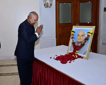 मुंबई: पूर्व राष्ट्रपति रामनाथ कोविंद ने पूर्व प्रधानमंत्री अटल बिहारी वाजपेयी को दी श्रद्धांजलि