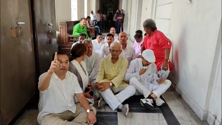 बंगाल विधानसभा में टीएमसी नेताओं ने किया प्रदर्शन, नेता प्रतिपक्ष की मर्यादा से खिलवाड़ का आरोप