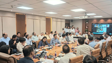 नोएडा: श्रमिकों के हित में जिलाधिकारी मेधा रूपम की बड़ी पहल, वेतन और ओवरटाइम को लेकर सख्त निर्देश जारी