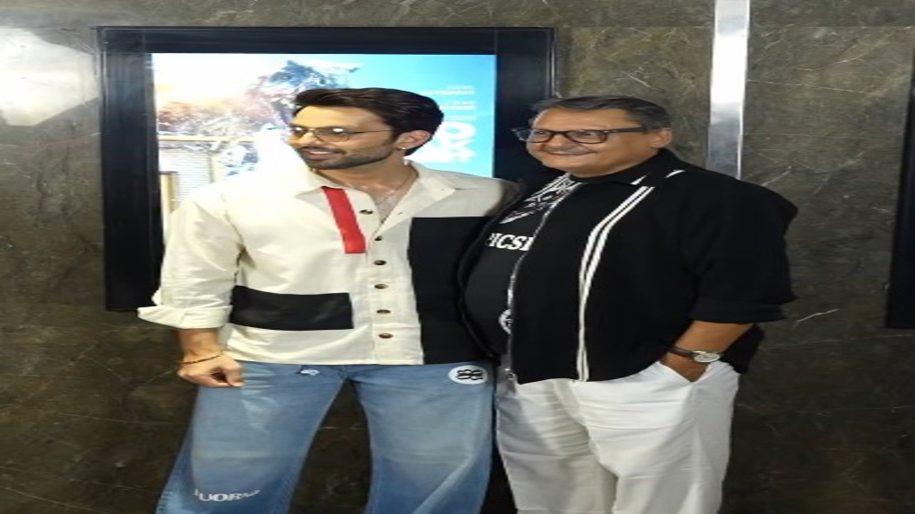 'आर्यभट्ट का जीरो' की स्क्रीनिंग में जुटे कई दिग्गज, एक्टर हिमांश कोहली ने कहा धन्यवाद