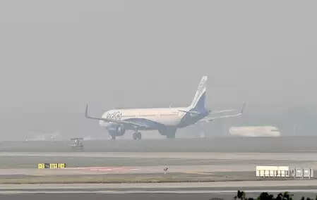 दिल्ली एयरपोर्ट ने यात्रियों के लिए जारी की एडवाइजरी, इंडिगो सीईओ बोले-समय पर उड़ानें शुरू करना मुश्किल