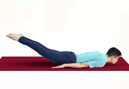 पीठ दर्द और साइटिका से पाना है छुटकारा? रोजाना करें शलभासन का अभ्यास