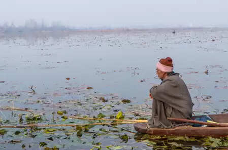 कश्मीर में तापमान गिरने से बढ़ी ठंड, जम्मू में छाया रहा घना कोहरा