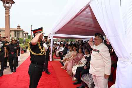 सेना प्रमुख जनरल धीरज सेठ ने पिता को किया सैल्यूट, परिजनों का लिया आशीर्वाद