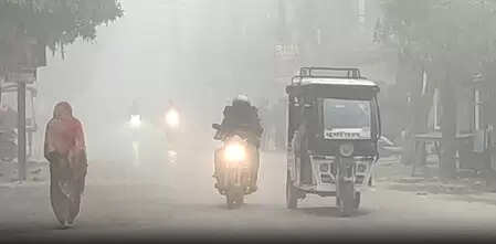 उत्तर प्रदेश के कई जिलों में कड़ाके ठंड और घना कोहरा, जौनपुर में स्कूलों की छुट्टी