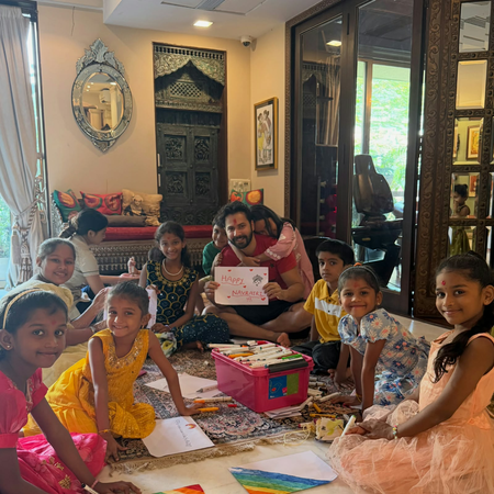 नवरात्रि पर कंजक कन्याओं के साथ समय बिताते दिखे वरुण धवन, तस्वीर साझा कर दी शुभकामनाएं