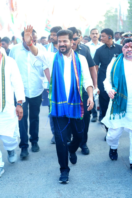 तेलंगाना के मुख्यमंत्री ने केसीआर परिवार पर भारी संपत्ति जमा करने का लगाया आरोप