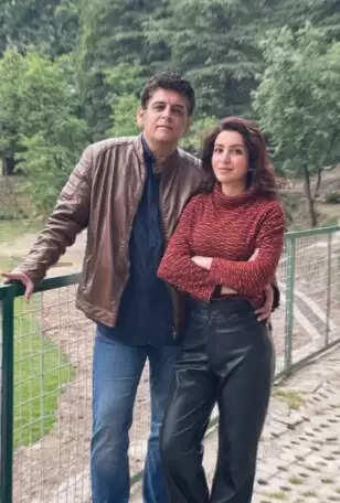 टिस्का चोपड़ा ने खास अंदाज में पति संजय को दी सालगिरह की बधाई