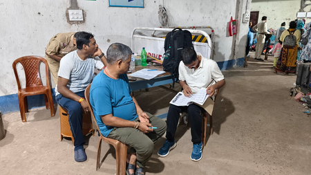 बेंगलुरु से डिपोर्ट किए गए 31 बांग्लादेशी नागरिक बंगाल के होल्डिंग सेंटर पहुंचे