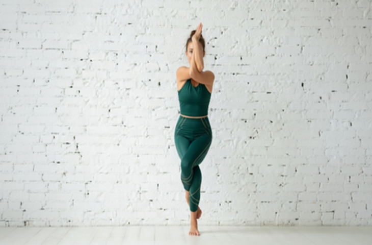 तनाव से राहत और एकाग्रता में वृद्धि के लिए अपनाएं गरुड़ासन