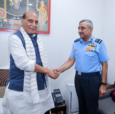 एयर मार्शल आशुतोष दीक्षित की रक्षा मंत्री राजनाथ सिंह से मुलाकात, संभालेंगे वायुसेना प्रमुख का पद