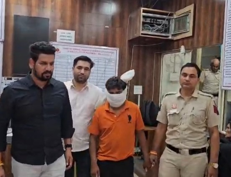मंडावली पुलिस ने चेन स्नैचिंग के आरोपी को किया गिरफ्तार, सोने की चेन और चोरी की बाइक बरामद