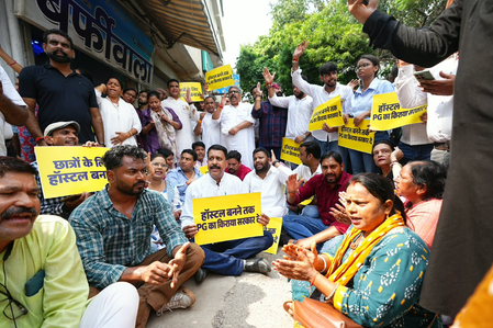 सत्य निकेतन हादसे को लेकर 'आप' का प्रदर्शन, पीजी की सूची सार्वजनिक करने की मांग