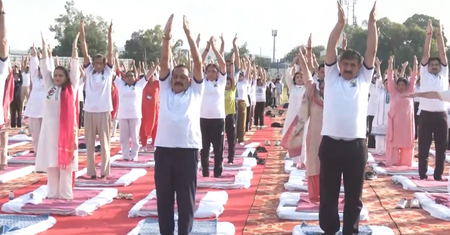 जम्मू-कश्मीर में मनाया जा रहा अंतरराष्ट्रीय योग दिवस, लोगों ने बड़ी संख्या में किया योगाभ्यास