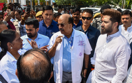 बिहार : केंद्रीय मंत्री चिराग पासवान ने की वैशाली नाव हादसे के पीड़ितों से मुलाकात