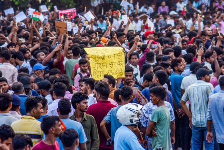 बिहार: ज्ञान बिंदु कोचिंग संस्थान के निदेशक की रिहाई को लेकर सैकड़ों छात्रों ने पटना में निकाला कैंडल मार्च