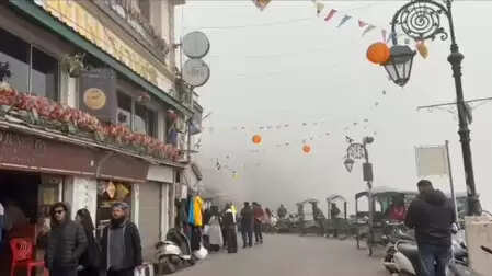 मसूरी में अचानक बदला मौसम, बादलों की चादर में लिपटी पहाड़ों की रानी