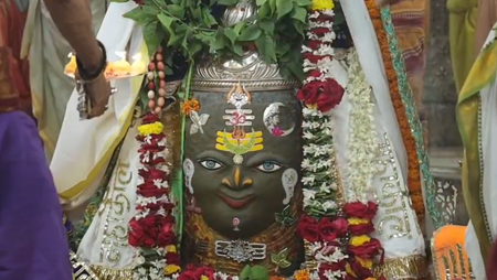 बाबा महाकाल को भांग से सजाया गया, चंद्रमा, त्रिपुंड, त्रिनेत्र, चांदी के मुकुट और मुंड माला से विशेष शृंगार