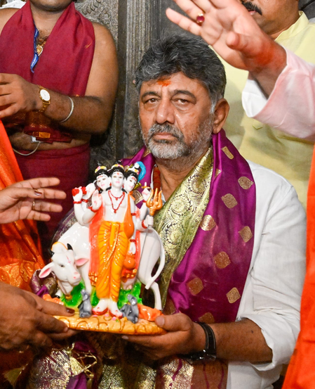 कर्नाटक के सीएम शिवकुमार ने गाणगापुर दत्तात्रेय मंदिर में की विशेष पूजा, अच्छी बारिश और समृद्धि की कामना की