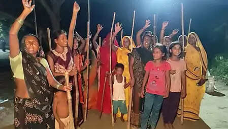 भेड़ियों के आतंक से कांप रहा बहराइच, बच्चों की हिफाजत के लिए लाठी-डंडे लेकर रातभर पहरा देतीं हैं महिलाएं