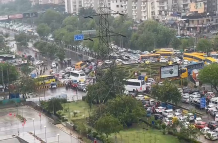 नोएडा में बारिश बनी लोगों के लिए मुसीबत, ट्रैफिक व्यवस्था चरमराई