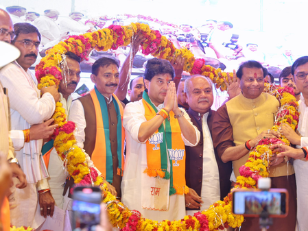 मध्य प्रदेश: ज्योतिरादित्य सिंधिया ने शिकायतों के कुप्रबंधन के लिए अधिकारियों को फटकार लगाई