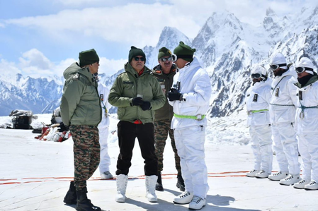 रक्षा सचिव का लद्दाख दौरा: अग्रिम मोर्चों पर पहुंचे, जवानों का बढ़ाया हौसला
