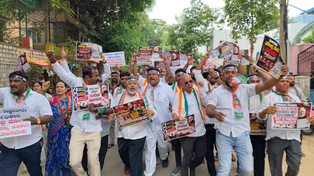 कर्नाटक: नीट विवाद पर कांग्रेस ने भाजपा दफ्तर का किया घेराव