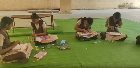 17 साल से जारी परंपरा, जालना के विद्यार्थियों ने सीमा पर तैनात जवानों के लिए बनाई इकोफ्रेंडली राखियां