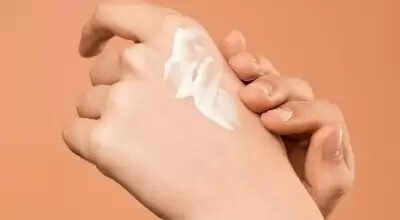 बदलते मौसम के साथ त्वचा हो जाती है ज्यादा सेंसिटिव, जानें 5 प्रमुख कारण