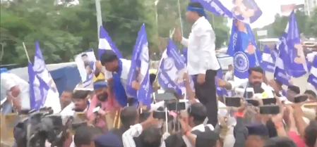 बीपीएससी परीक्षा में अनियमितताओं के खिलाफ पटना में प्रदर्शन, बैरिकेडिंग पर चढ़े प्रदर्शनकारी, लिए गए हिरासत में