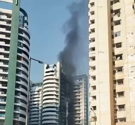 नोएडा की एक सोसाइटी के फ्लैट में लगी आग, समय रहते फायर ब्रिगेड ने पाया काबू