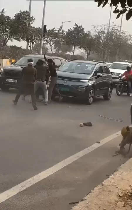 नोएडा में दो पक्षों के बीच जमकर मारपीट, बीच सड़क पर चला लाठी-डंडा और ईंट-पत्थर, वीडियो आया सामने