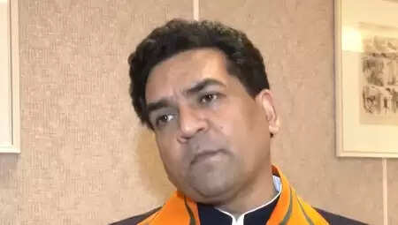 कपिल मिश्रा का ओवैसी पर पलटवार, पहले अपने घर की महिलाओं को आजादी से निकलने दीजिए