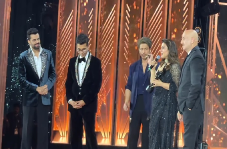 बॉलीवुड की 'फेमस तिगड़ी' को अपने हाथों से फिल्मफेयर अवॉर्ड देकर खुशी से गदगद हुए अनुपम खेर