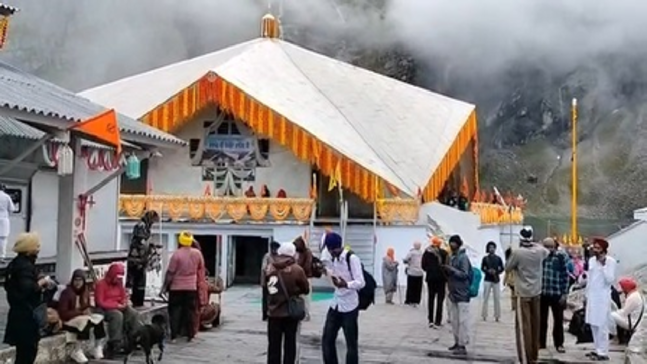 चमोली: हेमकुंड साहिब गुरुद्वारा में श्रद्धालुओं की उमड़ी भीड़, आंकड़ा दो लाख के पार