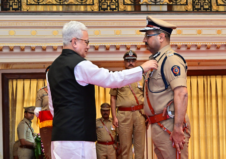 महाराष्ट्र: राज्यपाल ने 103 पुलिस अधिकारियों और कर्मियों को पुलिस पदक से किया सम्मानित
