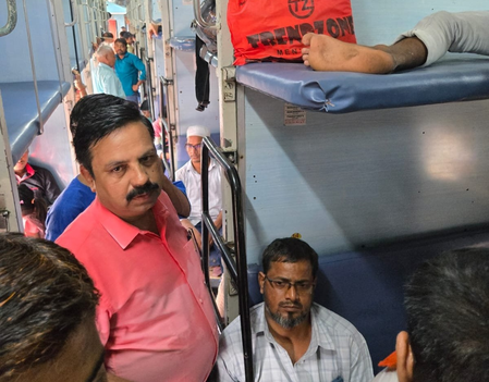 भागलपुर-जमालपुर रेल खंड में चला विशेष टिकट जांच अभियान, 263 यात्रियों पर जुर्माना